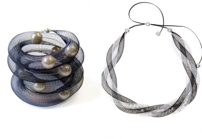 kalung diperbuat daripada kain mesh dengan mutiara