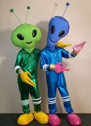 Kostum alien dengan tangan sendiri5