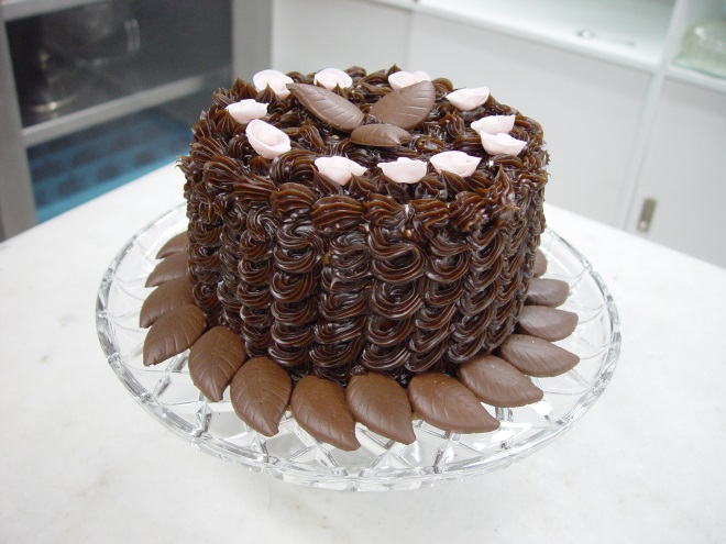 Bagaimana untuk menghias kek dengan krim coklat