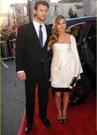 Chris Hemsworth con Elsa Pataki