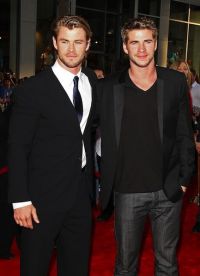 Chris e Liam Hemsworth sul tappeto rosso