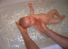mandi bayi yang baru lahir dalam mandi besar