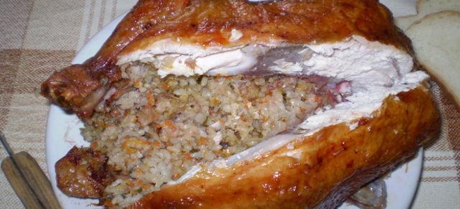 pollo al forno completamente farcito con grano saraceno