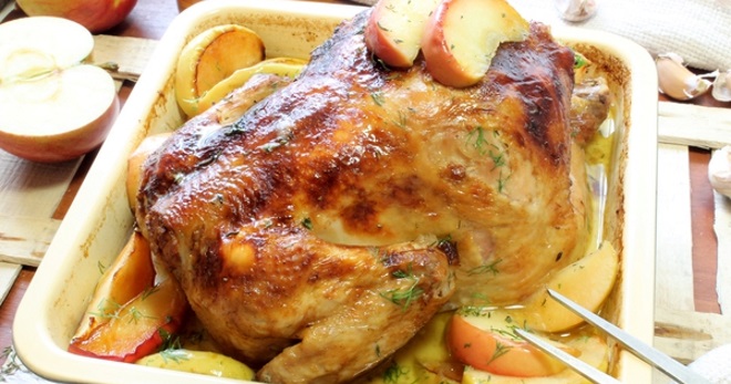 Ayam disumbat dengan epal di dalam oven - resipi percutian lazat dan asli