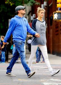 Leonardo DiCaprio berjalan dengan Kelly Rohrbach
