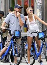 Леонардо Ди Каприо любит кататься на велосипеде со своими девушками