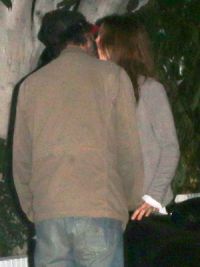 Keanu Reeves mencium dengan gadis itu