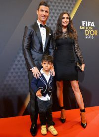 Cristiano Ronaldo dengan Irina Sheik dan dengan anaknya pada upacara Golden Ball