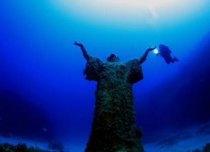 Patung Kristus di bawah air