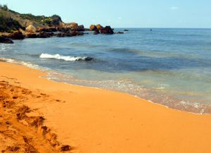 Pantai oren yang terkenal di dunia Ramla Bay