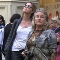 Мама Леонардо Ди Каприо на прогулке в Москве