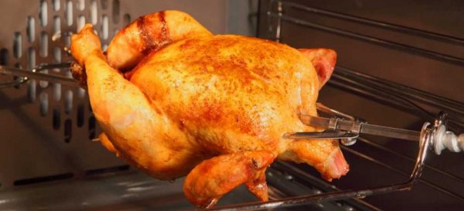 bagaimana menghidangkan ayam panggang dalam ketuhar