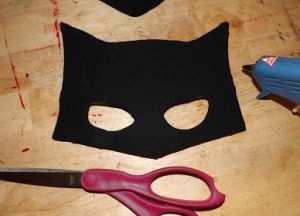 bagaimana untuk membuat topeng Batman dari kadbod3