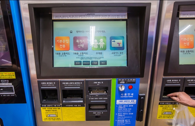 Автомат с картами для оплаты проезда