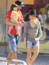 Gerard con sua moglie e suo figlio durante una passeggiata