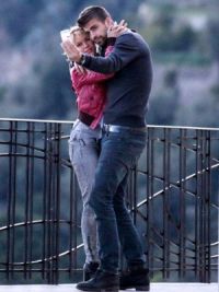 Gerard abbraccia Shakira