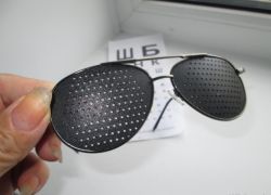 juodi akiniai su skylėmis