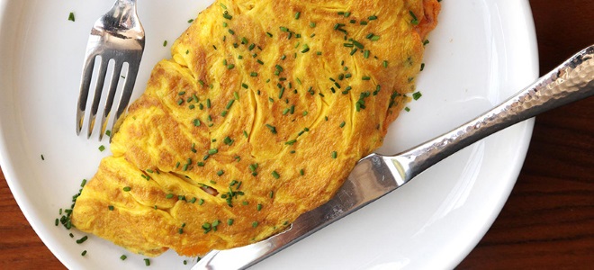 Omelette con la farina in una padella - ricetta