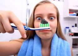 bagaimana untuk memutihkan gigi dengan arang diaktifkan
