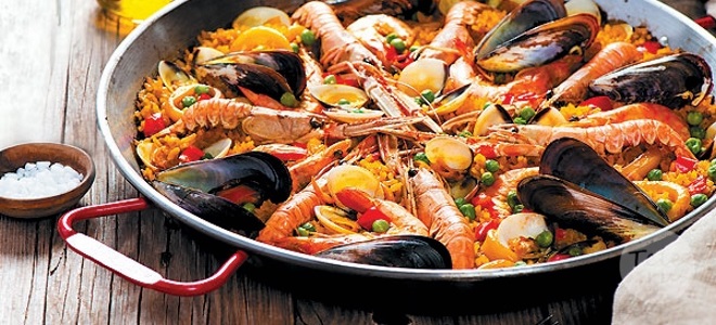 Paella dengan makanan laut