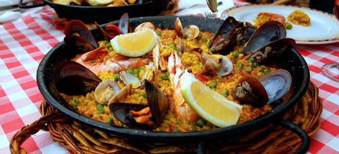Paella dengan makanan laut klasik Sepanyol