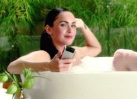 nel dito pubblicitario Motorola Megan Fox è aumentato