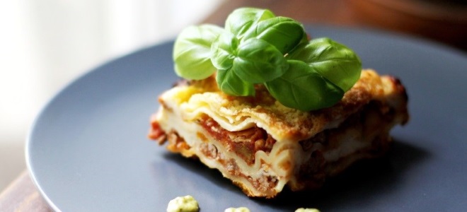 Lasagne dengan daging cincang dan tomato