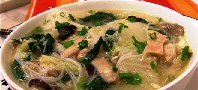 sup dengan kubis Cina dan ayam