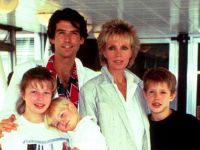 Pierce Brosnan con la sua prima moglie e i suoi figli