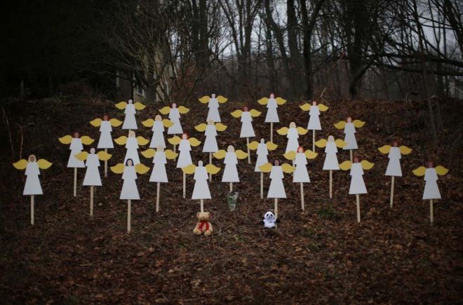 angka malaikat kayu berhampiran sekolah Sandy Hook