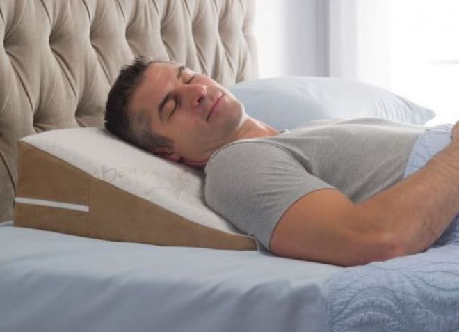 клиновидная подушка для сна