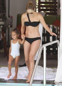 Дженнисер Лопес с дочерью в бассейне