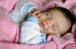 il bambino dorme con gli occhi aperti