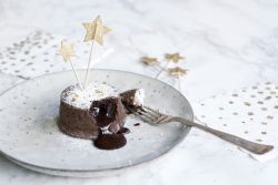 Šokoladinių pyragaičių receptas su skystu šokoladu