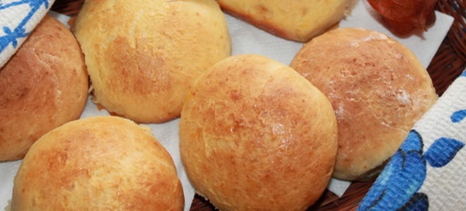 Buns pada kefir dalam oven