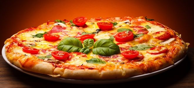 Resipi untuk pizza dengan sosej, keju dan tomato
