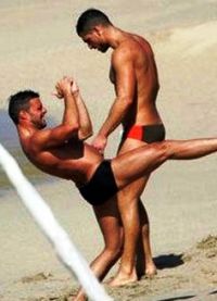 Ricky Martin bersama suaminya di pantai