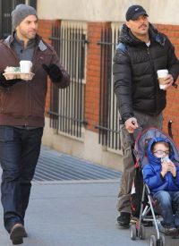 Рики Мартин на прогулке с мужем и детьми