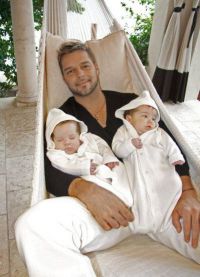 Ricky Martin dengan anak-anak