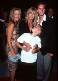 Kate Hudson con sua madre e i suoi fratelli