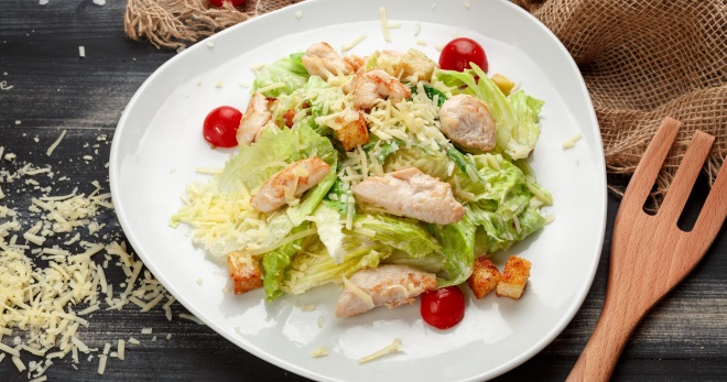 Cezario salotos su vištiena - skanūs ir paprasti receptai iš pradinių užkandžių