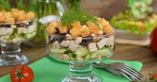 Salad dengan kacang dan ayam - idea masakan yang menarik untuk menu perayaan dan kasual