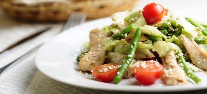 salad dengan kacang hijau dan ayam