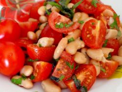 salad dengan kacang dan tomato