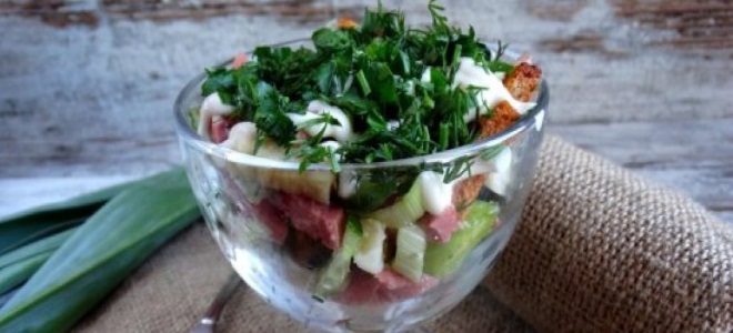 insalata con salsiccia di cavolo e ricetta di cetriolo