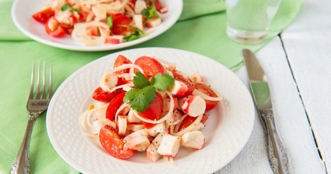 Salotos su krabų lazdelėmis ir pomidorais - labiausiai skanūs receptai už kiekvieną dieną