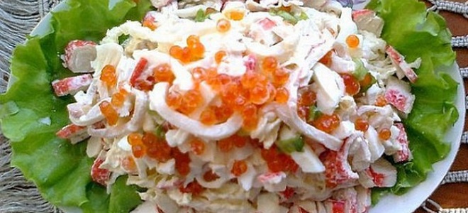 jūros salotos su krabų lazdelėmis ir pomidorais