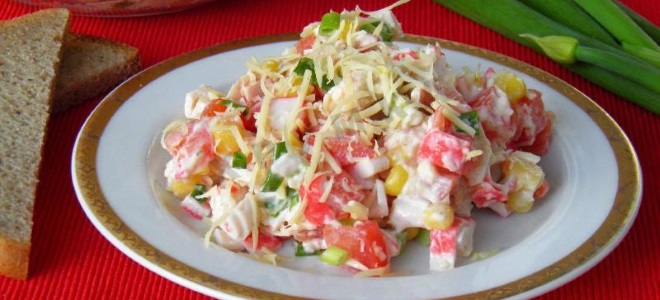 salotos su krabų lazdelėmis vištiena ir pomidorai