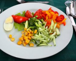 salad dengan timun dan jagung