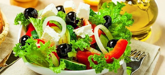 salad dengan brynza dan buah zaitun